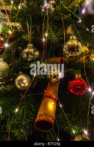 Libre de Christmas et passementerie sur arbre de Noël dans une maison Banque D'Images