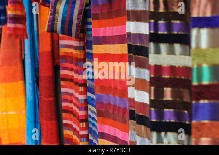 05-03-15, Marrakech, Maroc. Foulards de couleur vive ou tissus à vendre à l'extérieur d'une boutique artisanale dans l'ancien, vieux, une partie de la ville. Photo : © Tr Banque D'Images