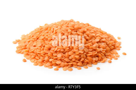 Pile des graines de lentille rouge split isolated on white Banque D'Images