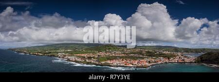 Le Portugal, Açores, île de Faial, Horta, portrait de la ville et de Porto Pim Monte de Guia Banque D'Images