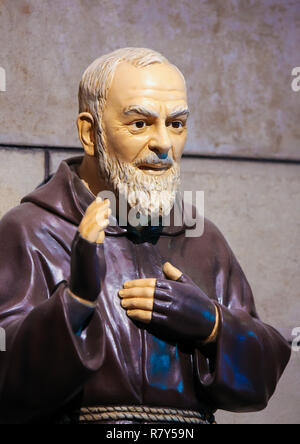 Statue de Padre Pio, également connu sous le nom de Saint Pio de Pietrelcina, dans la Cathédrale de Monaco. Banque D'Images