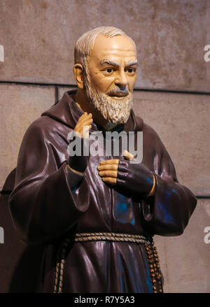 Statue de Padre Pio, également connu sous le nom de Saint Pio de Pietrelcina, dans la Cathédrale de Monaco. Banque D'Images