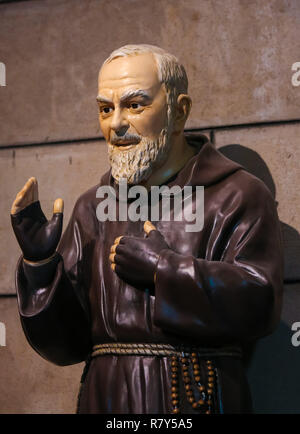 Statue de Padre Pio, également connu sous le nom de Saint Pio de Pietrelcina, dans la Cathédrale de Monaco. Banque D'Images