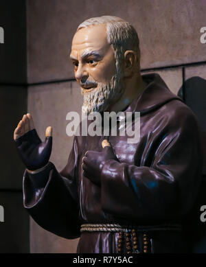 Statue de Padre Pio, également connu sous le nom de Saint Pio de Pietrelcina, dans la Cathédrale de Monaco. Banque D'Images