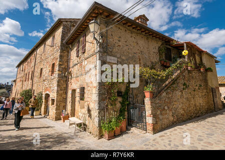 Streetview horizontale à l'intérieur des murs de Monteriggioni, Italie. Banque D'Images