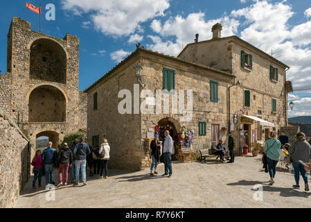 Streetview horizontale à l'intérieur des murs de Monteriggioni, Italie. Banque D'Images