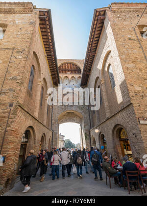 Vue verticale de touristes à la porte principale de San Gimignano, Italie. Banque D'Images