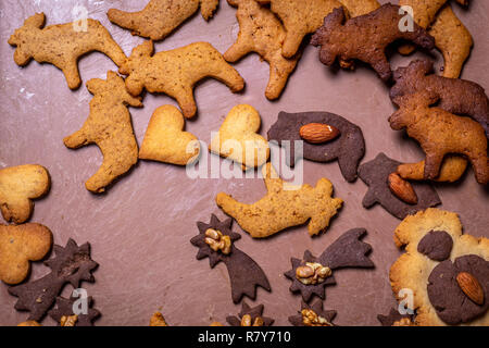 Gingerbread cookies de Noël traditionnel tchèque sur le bac, avec du papier sulfurisé, vue du dessus Banque D'Images