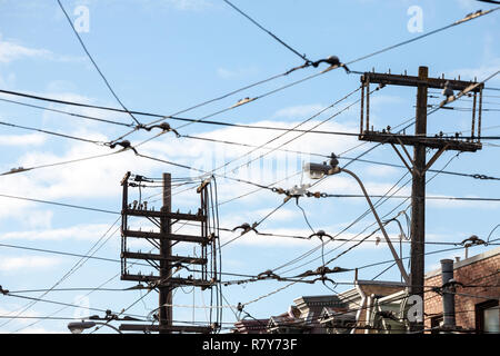 Les lignes électriques, sur poteaux de bois, la fourniture d'électricité, les lignes téléphoniques et les câbles du tramway, le respect des normes de l'Amérique du Nord, dans la ville de Toron Banque D'Images