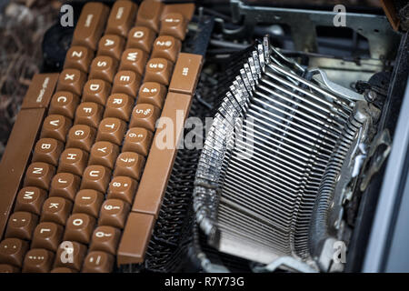 Vieille machine à écrire, cassée et obsolète, avec les lames et le clavier QWERTY demeurent à la suite de lourds dommages causés par l'âge. Photo d'un ty vintage Banque D'Images