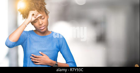 Belle jeune femme afro-américaine sur fond isolé Touching forehead pour maladie et la fièvre, la grippe et le froid, malade du virus Banque D'Images