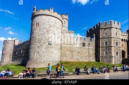 Windsor, Angleterre - 15 août 2015 : les touristes assis sur des bancs à l'extérieur du château de Windsor. De nombreux touristes visitent le château easch année. Banque D'Images