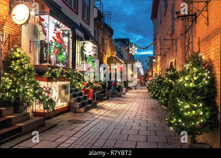 Décoration de Noël à la rue du Petit-Champlain, dans la vieille ville inférieure (Basse-Ville) de nuit - Ville de Québec, Canada Banque D'Images