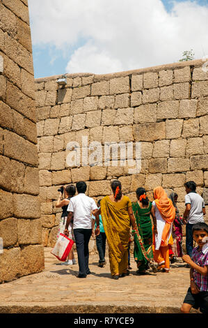 Les Indiens visitant Fort Chitradurga, Chitradurga, Karnataka, Inde Banque D'Images