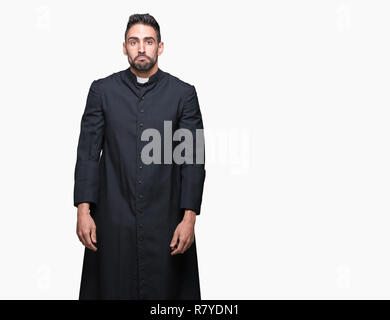 Jeune prêtre chrétien sur fond isolé déprimé et d'inquiétude pour la détresse, pleurant en colère et peur. Expression triste. Banque D'Images