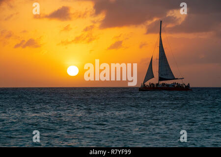 Voilier au coucher du soleil sur l'île d'Aruba - Caraïbes Croisière navire naviguant - excursion sur l'île de fêtards Néerlandais / vent / Petites Antilles Antilles Néerlandaises Banque D'Images