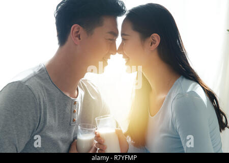 Les jeunes couples à boire du lait Banque D'Images