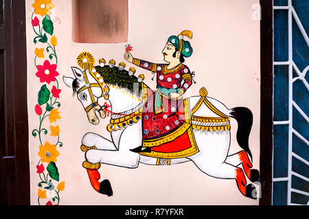 Rajasthan traditionnel de la peinture sur le mur de la maison du roi à cheval sur le cheval à Udaipur, Rajasthan, Inde Banque D'Images