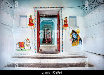 Rajasthan traditionnel peintures sur le mur de temple hindou à Udaipur, Rajasthan, Inde Banque D'Images