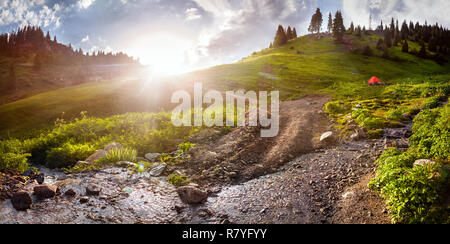 Rivière de montagne dans les montagnes au lever du soleil Ciel nuageux dans Zhailau Kok, le Kazakhstan, l'Asie centrale Banque D'Images