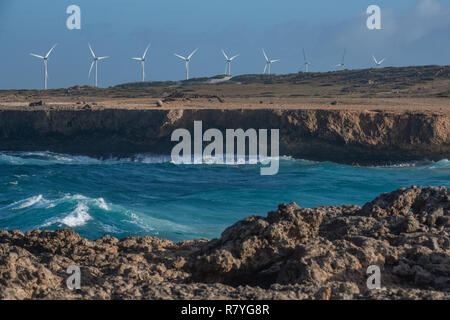 La durabilité Windmill farm Aruba dans le Parc national Arikok - effort de l'énergie éolienne, éoliennes sous forme d'une ferme éolienne d'accroître l'énergie renouvelable Banque D'Images