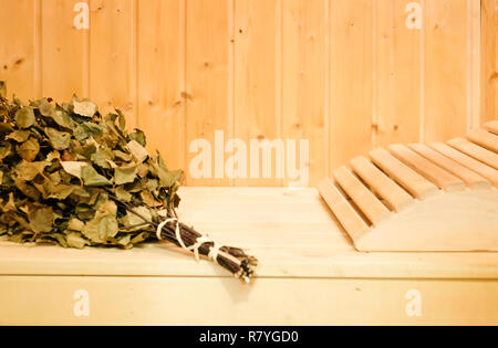 Sauna finlandais ou russes de genêts et d'appui-tête en sauna en bois. Balai vapeur avec de la vapeur chaude Banque D'Images