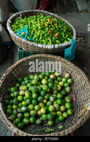 Lime Vert et les jalapenos en vente sur le marché (Mercado Bazurto Bazurto). Cartagena de Indias, Colombie. Oct 2018 Banque D'Images