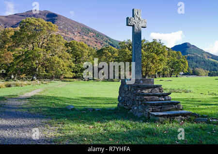 Vieille croix de pierre montés sur des marches en pierre rustique dans la zone par l'église de St Bega, Bassenthwaite, Ullock Pike et Dodd derrière, Lake District, Cumbria Banque D'Images