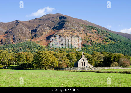 L'ancienne église de St Bega dans magnifique cadre rural, à Mirehouse, Bassenthwaite, Cumbria, Angleterre, Royaume-Uni lakeland tombé Ullock Pike derrière. Banque D'Images