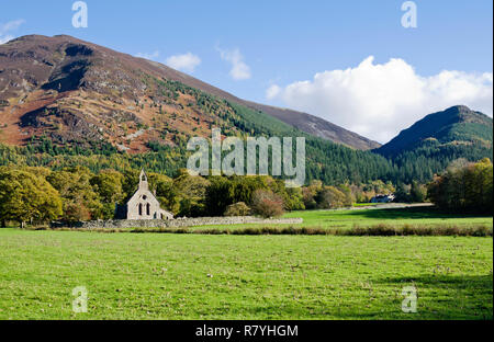 L'ancienne église de St Bega dans beau cadre rural, Mirehouse, Bassenthwaite, Cumbria, Angleterre, Royaume-Uni lakeland fells Ullock Pike et Dodd derrière. Banque D'Images