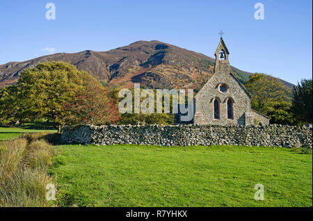 L'ancienne église de St Bega dans magnifique cadre rural, à Mirehouse, Bassenthwaite, Cumbria, Angleterre, Royaume-Uni lakeland tombé Ullock Pike derrière. Banque D'Images