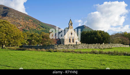 L'ancienne église de St Bega dans beau cadre rural, Mirehouse, Bassenthwaite, Cumbria, Angleterre, Royaume-Uni lakeland fells Ullock Pike et Dodd derrière. Banque D'Images