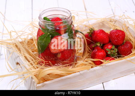 Smoothies aux fruits sur une table en bois blanc Banque D'Images