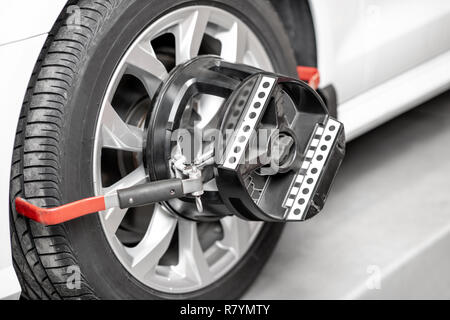 Outil professionnel pour l'alignement des roues sur la voiture dur pendant les travaux Banque D'Images