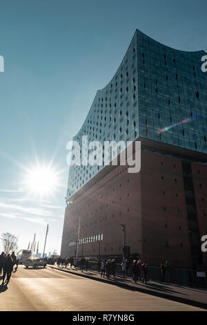 Hambourg, Allemagne - le 17 novembre 2018 : Le bâtiment de l'Elbphilharmonie Hamburg sur une journée ensoleillée dans le port de Hambourg, en Allemagne. Banque D'Images