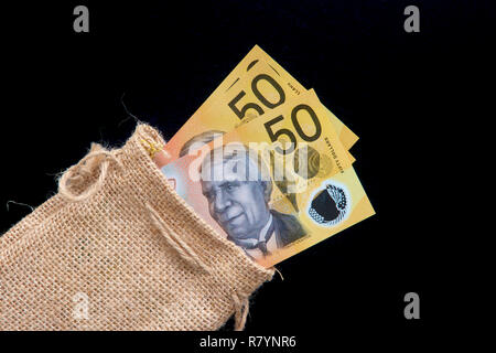 Notes de cinquante dollars australiens dans un sac brun. Banque D'Images