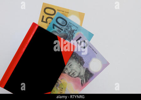 Australian dollar notes dans un ordinateur portable. Banque D'Images