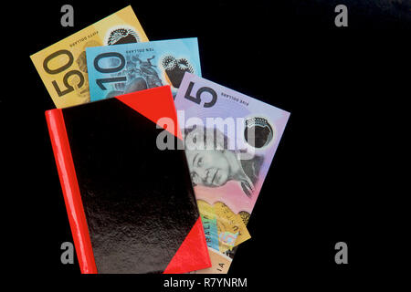 Australian dollar notes dans un ordinateur portable. Banque D'Images