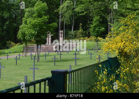 Une chaude journée d'été dans un Ehrenfriedhof Reimsbach 2ww en est un cimetière militaire, situé au pied de la haute forêt Hunsrück dans la campagne Banque D'Images