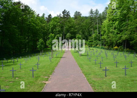 Une chaude journée d'été dans un Ehrenfriedhof Reimsbach 2ww en est un cimetière militaire, situé au pied de la haute forêt Hunsrück dans la campagne Banque D'Images