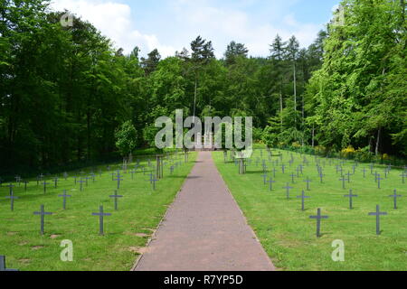 Une chaude journée d'été dans un Ehrenfriedhof Reimsbach 2ww en est un cimetière militaire, situé au pied de la haute forêt Hunsrück dans la campagne Banque D'Images