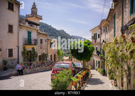 Soller, Majorque, Îles Baléares, Espagne - 21 juillet 2013 : un homme en train de lire un journal. Banque D'Images