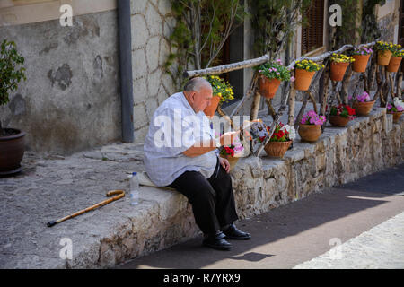 Soller, Majorque, Îles Baléares, Espagne - 21 juillet 2013 : un homme en train de lire un journal. Banque D'Images