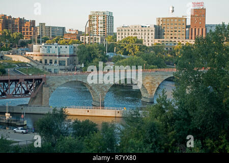 Arche de Pierre Pont sur le fleuve Mississippi à Minneapolis vu du Guthrie Theatre fenêtre. Minneapolis Minnesota MN USA Banque D'Images