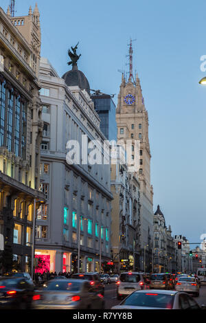 Madrid, Espagne. Gran Via, principale rue commerçante au crépuscule. Banque D'Images