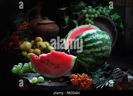 Nature morte à la pastèque, vin blanc et Rowan Banque D'Images