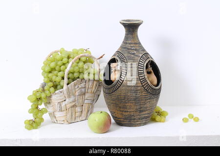 Nature morte avec raisins et vase en céramique Banque D'Images