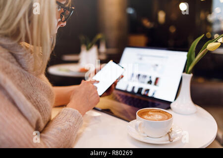 Affichage de la page de détails de paiement. Le paiement en ligne. Les mains des femmes à l'aide de s Banque D'Images