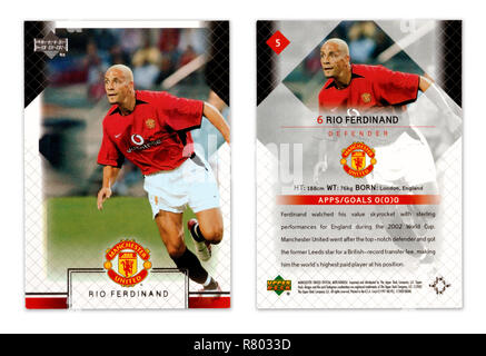 L'avant et l'arrière d'un pont supérieur football player card à partir de 2002 avec Rio Ferdinand jouer pour Manchester United Banque D'Images