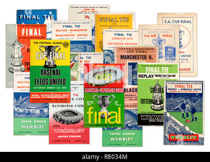 Une collection de FA Challenge Cup programmes officiels et définitifs des années 1930 Années 1940 Années 1950 et 1960 (digital composite) Banque D'Images